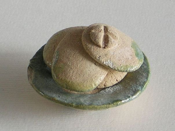 Buns on a saucer – (2760)